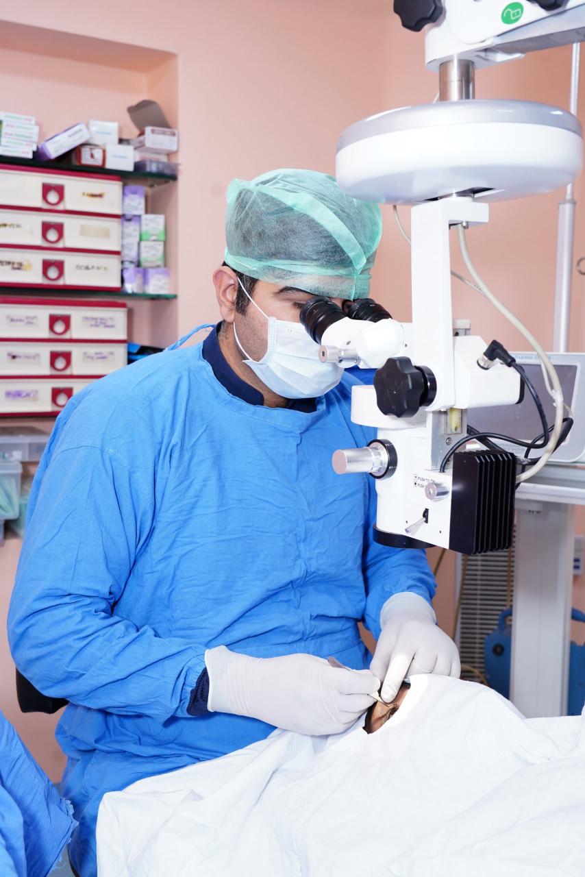 Dr.Varun Gogia Operating Patient