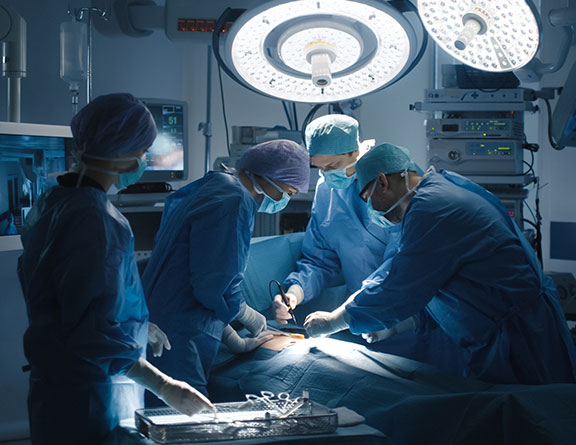 Doctor-performing-Anal Fistula-surgery-in-Patna