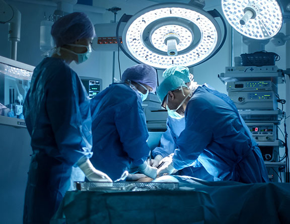 Doctor-performing-Varicocele-surgery-in-Shimla