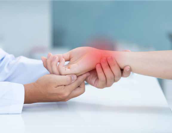 Doctor-performing-Carpal Tunnel Syndrome-surgery-in-Vijayawada
