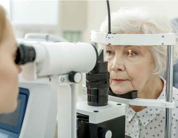 Doctor-performing-Cataract Surgery-in-Noida