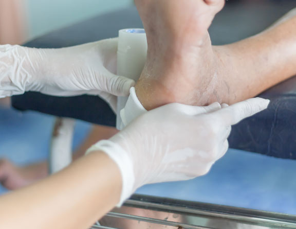 Doctor-performing-Diabetic Foot Ulcers-surgery-in-Faridabad
