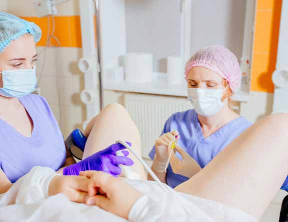 Doctor-performing-Female Infertility-surgery-in-Kochi