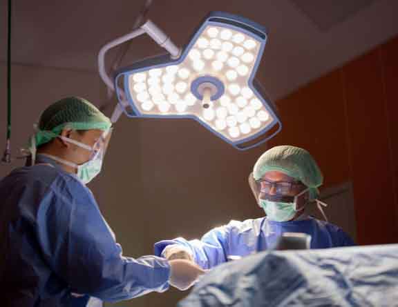 Doctor-performing-Hysterectomy-surgery-in-Dehradun