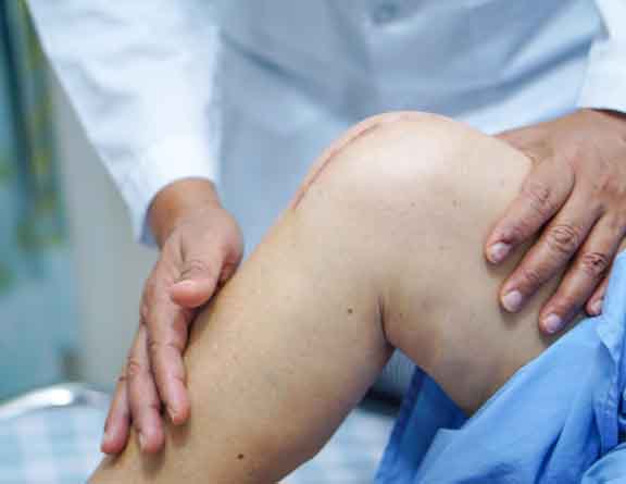 Doctor-performing-Knee Replacement-surgery-in-Meerut