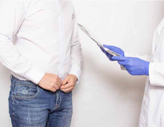 Doctor-performing-Prostate Enlargement-surgery-in-Noida