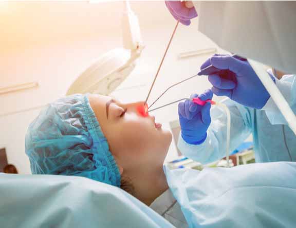 Doctor-performing-Sinusitis-surgery-in-Pune