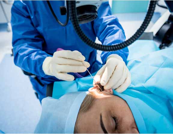 Doctor-performing-Tympanoplasty-surgery-in-Kochi
